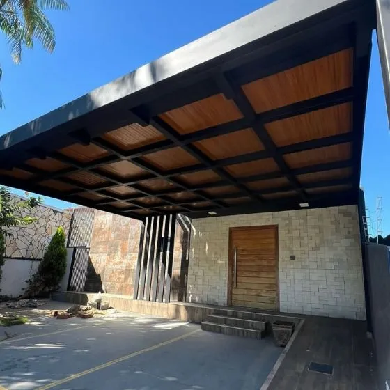Cobertura de Telha Forro Amadeirado em Jardim Museu, Cotia SP Cobertura de Telha Forro Amadeirado em Jardim Museu, Cotia SP — Instalação em estacionamento