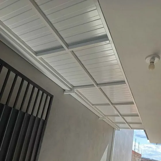 Cobertura de Telha Metálica Forro em Caputera, Cotia SP Cobertura de Telha Metálica Forro em Caputera, Cotia SP — Cobertura com calha lateral para escoamento