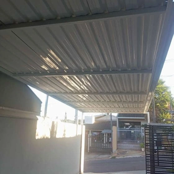 Cobertura de Telha Metálica Simples em Cotia SP — Cobertura em pátio de comércio com mesas externas