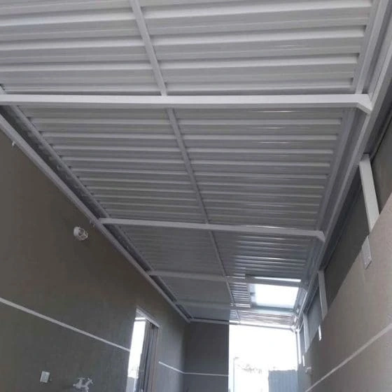 Cobertura de Telha Metálica Simples em Cotia SP — Cobertura com calha lateral para escoamento
