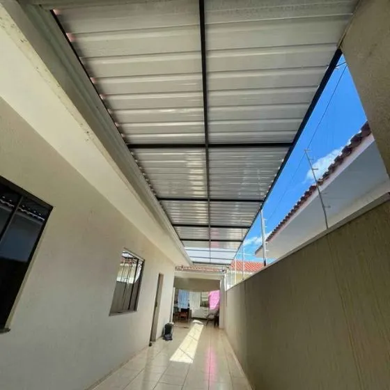 Cobertura de Telha Sanduíche em Cachoeira, Cotia SP — Instalação em garagem residencial