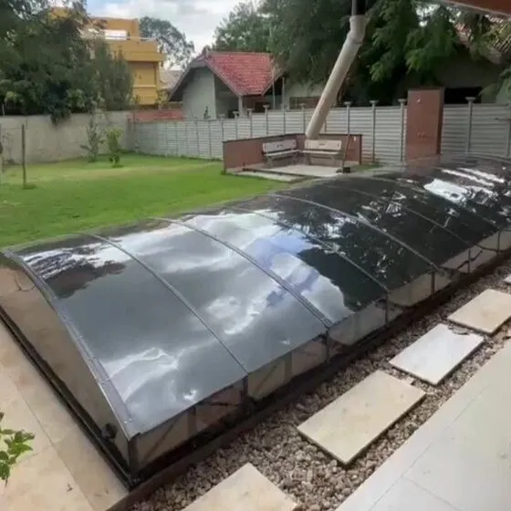 Cobertura Retrátil para Piscina em Cachoeira, Cotia SP — Cobertura em pátio de comércio com mesas externas