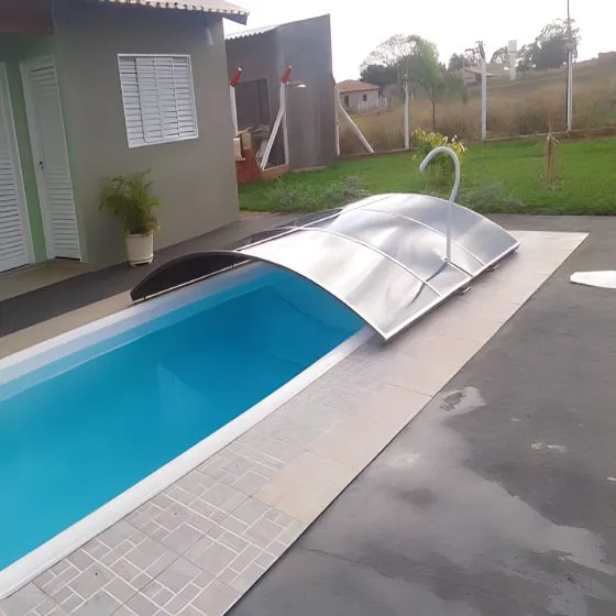 Cobertura Retrátil para Piscina em Cachoeira, Cotia SP — Cobertura com estrutura metálica reforçada
