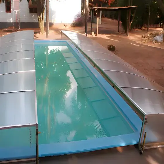 Cobertura Retrátil para Piscina em Cachoeira, Cotia SP — Cobertura em passagem coberta entre ambientes