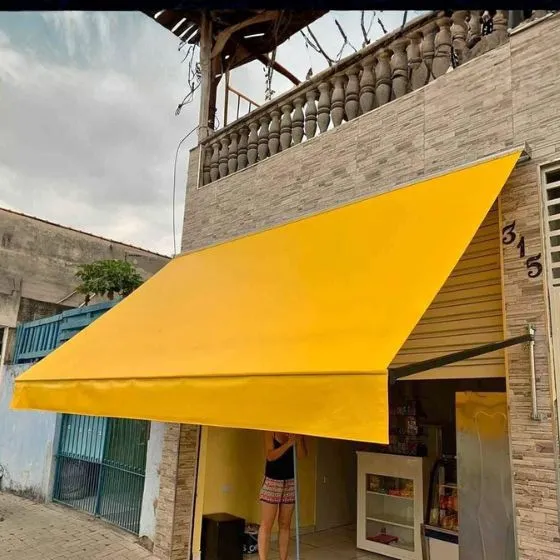 Toldo Cortina com Braços Laterais em Do Apache, Cotia SP — Instalação em fachada comercial
